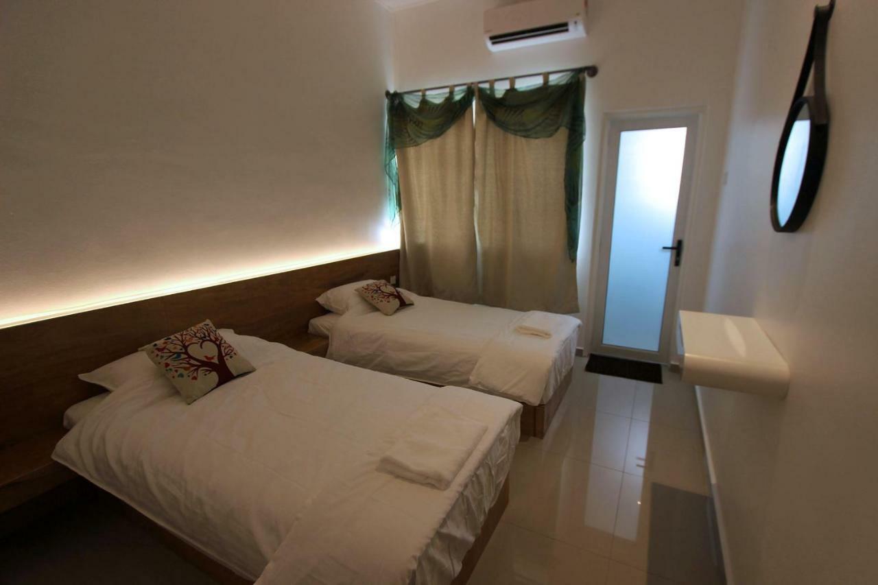 Tung's Tropika - With A Wooden Hut By A * Ipoh